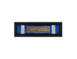 Baretka Medal NATO z okuciem FORMER YOUGOSLAVIA (przypinane na pinsie)
