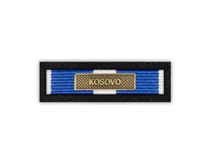Baretka Medal NATO za misję w Kosovie KFOR z okuciem KOSOVO (przypinane na pinsie)