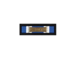 Baretka Medal NATO Afghanistan z okuciem AFGHANISTAN (przypinane na pinsie)