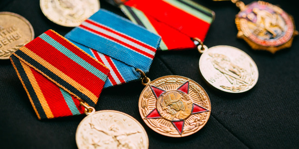 Dlaczego warto inwestować w odznaczenia?
